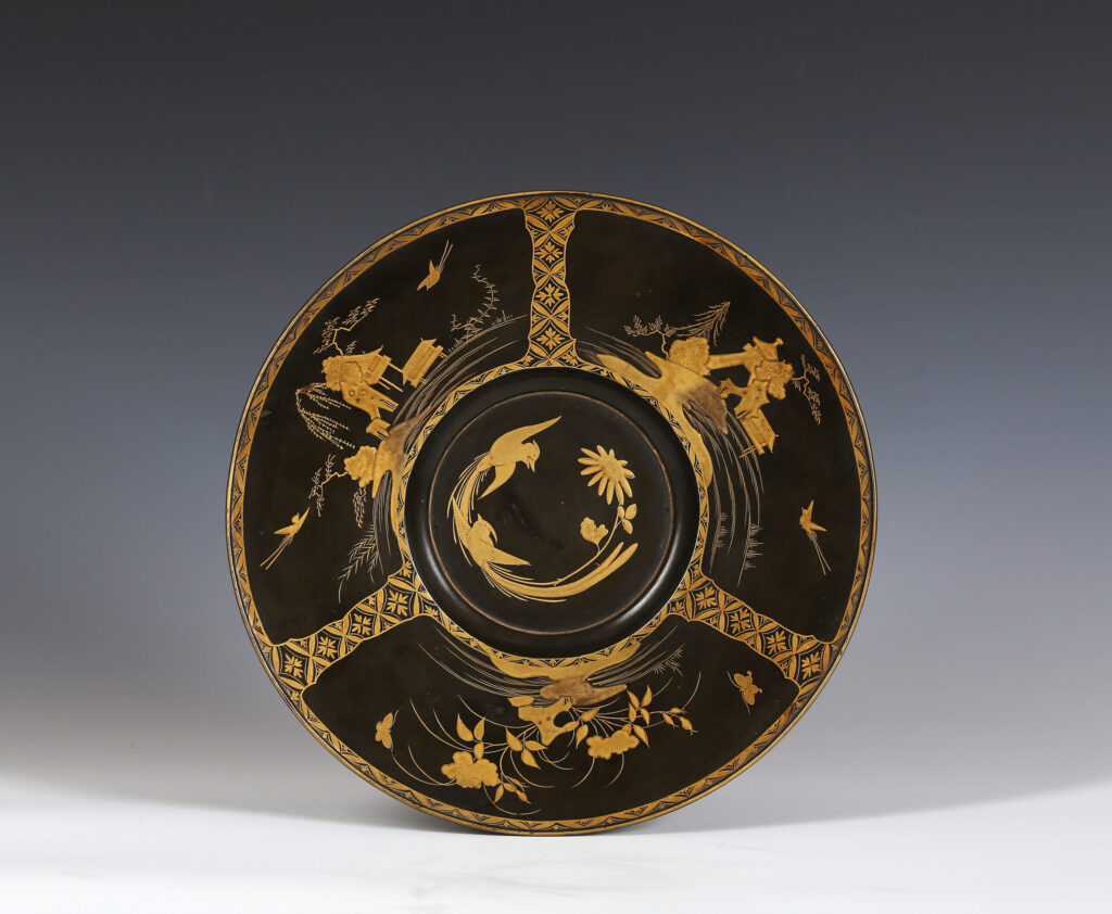 A JAPANESE EXPORT LACQUER DISH