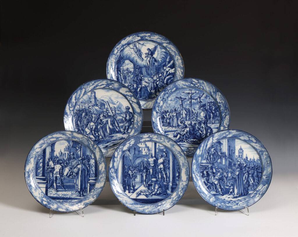 A SET OF SIX ROTTERDAM ‘DELFTWARE’ PLATES
